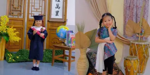 7 Potret Thalia Putri Onsu Lulus TK, Cantik Pakai Toga - Nangis di Pelukan Ruben Onsu Saat Wisuda