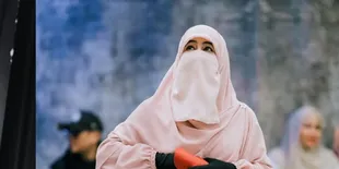 7 Potret Umi Pipik Dekorasi Rumah Untuk Sambut Bulan Ramadan, Dibantu Anak-Anak