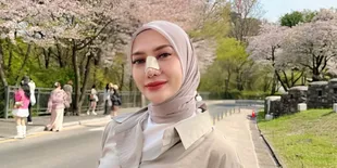 7 Potret Yulita MCI5 Nikmati Sakura di Namsan Tower, Pamerkan Keindahan Musim Semi