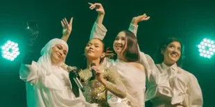 7 Potret Yura Yunita Latihan Bareng 'The Catch Up Club' untuk Tampil di Java Jazz, Kompak Banget