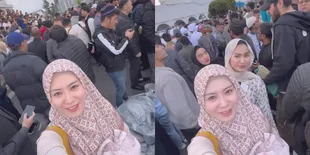 8 Foto Ayana Moon Jalani Salat Ied Untuk Pertama Kalinya, Tunjukkan Suasana di Masjid Seoul yang Penuh Sesak