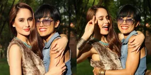 8 Foto Cantik Cinta Laura Bareng Mamanya, Seperti Seumuran!