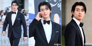 8 Foto Cha Eun Woo di Red Carpet The 2nd Blue Dragon Series Awards, Pancarkan Visual Bak Karakter AI