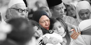 8 Foto Ibunda di Pemakaman Ashraf Sinclair, Mata Sembab Peluk Erat Para Cucu