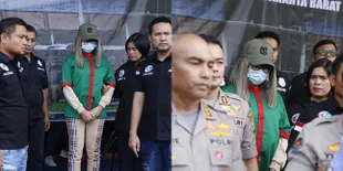 8 Foto Lucinta Luna Pakai Baju Tahanan, Wajah Ditutup Masker dan Kacamata - Sempat Lambaikan Tangan ke Kamera