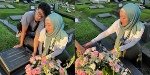 8 Momen Angelina Sondakh dan Keanu Ziarah ke Makam Adjie Massaid, Ungkap Sang Anak Mirip Banget Dengan Mendiang Suami