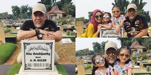 8 Momen Haru Indro Warkop Ziarah, Ajak Keluarga di Hari Ulang Tahun Almarhum Istri