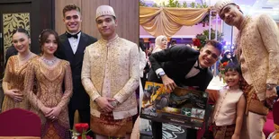8 Potret Aisar Khaled di Pernikahan Frans Faisal, Perlihatkan Kedekatan dengan Keluarga Fuji Termasuk Gala