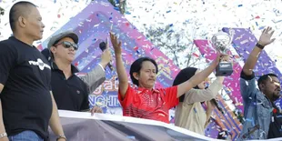 8 Potret Aksi Gokil Kang Mus di Acara Launching 'Preman Pensiun 6', Tanding Badminton Hingga Angkat Piala Kemenangan!