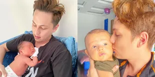 8 Potret Andhika Pratama Momong Baby Saka, Dibilang Mirip Banget - Berparas Bule Ganteng