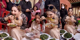 8 Potret Ashanty Makan di Nikahan Baby Sitter Arsy, Lahap Santap Menu Sederhana - Nggak Jaim Pakai Tangan