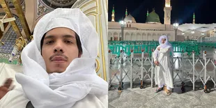 8 Potret Atta Halilintar Pancarkan Aura Bersinar Saat Umrah, Ganteng Kenakan Jubah Putih - Netizen Salfok Sandalnya
