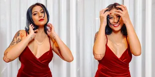 8 Potret Awkarin di Hari Natal, Cantik Banget Kenakan Dress Merah Belahan Tinggi - Tiduran Bersama Kado Hadiah