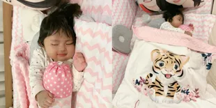 8 Potret Dek Cunda Anak Denny Caknan Saat Tidur, Rambutnya Jadi Sorotan