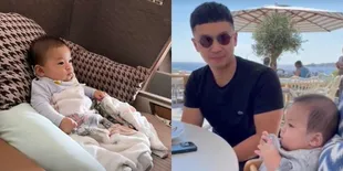8 Potret Baby Izz Anak Nikita Willy Diajak Liburan ke Yunani, Jadi Bayi Gaul Nongkrong Bareng Mama Papanya - Gemesin Banget