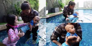 8 Potret Baby Saka Anak Ussy dan Andhika Berenang, Ekspresinya Saat Kedinginan Bikin Gemas