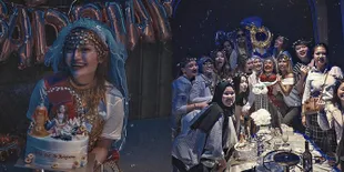 8 Potret Bridal Shower Siti Badriah, Meriah dengan Nuansa Silver dan Putih!