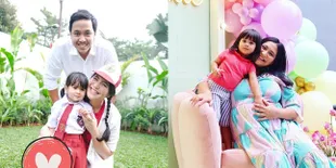 8 Potret Caca Tengker Momong Buah Hati, Cantiknya Natural - Pancarkan Aura Keibuan