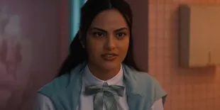 8 Potret Camila Mendes Jadi Remaja Lagi di Film ‘DO REVENGE’