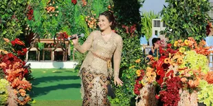 8 Potret Cantik Fitri Carlina di Akad Nikah Via Vallen yang Curi Perhatian