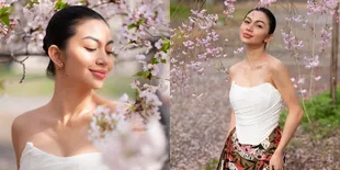 8 Potret Cantiknya Ariel Tatum di Bawah Bunga Sakura Mekar, Tak Lupa Kenakan Kain Jarik