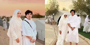 8 Potret Detik-Detik Aurel Hermansyah Cium Hajar Aswad, Terus Teriakkan Takbir Sambil Berdesakan dengan Jamaah Lain - Bikin Terharu Sekaligus Merinding