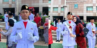 8 Potret Dhofin Putra Ibnu Jamil Saat Bertugas Sebagai Paskibraka, Sujud Syukur Usai Penurunan Bendera - Bikin Ibunya Bangga