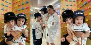 8 Potret Family Time Keluarga Raffi Ahmad, Kompaknya Rafathar dan Rayyanza Saat Foto Bareng - Baju 'Bolong' Nagita Slavina Curi Perhatian