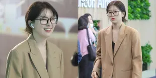 8 Potret Fashion Airport Seulgi Red Velvet, Gaya 90-an Pakai Jas Oversize