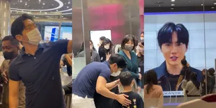 8 Potret Ganteng Siwon Super Junior Kunjungi Kwangya Store Jakarta, Ajak Fans Selfie Bareng - Jajanin Bocah