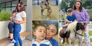 8 Potret Gaya Selvi Kitty Saat Momong Putra Gantengnya, Hot Mama Cantik Bak Masih Gadis