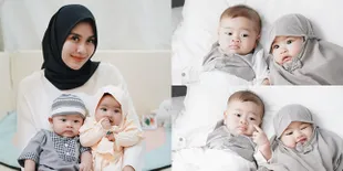 8 Potret Gemas Zayn Zunaira Anak Kembar Syahnaz Sadiqah Pakai Baju Koko dan Hijab Syari, Gemesin Banget Mirip Boneka!