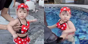 8 Potret Gendhis Anak Nella Kharisma & Dory Harsa Renang di Kolam, Tingkahnya Bikin Netizen Tambah Gemas