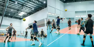 8 Potret Geng Motor The Prediksi Latihan Voli Bersama, Sudah Siap Bertanding Lawan The Actors