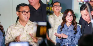 8 Potret Haji Faisal Saat Dampingi Fuji Beri Keterangan Soal Penggelapan Uang Rp1,3 Miliar, Ingin Katakan Hal Ini Pada Eks Manager Anaknya