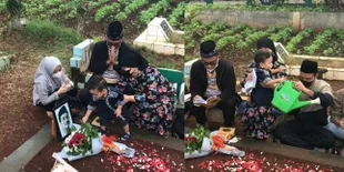 8 Potret Haji Faisal Serta Keluarga Ziarah ke Makam Vanessa Angel dan Bibi Ardiansyah, Ada  Baby Gala yang Gagal Fokus Malah Main Pot Air