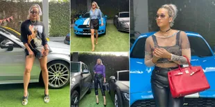 8 Potret Hot Mama Kimmy Jayanti di Samping Koleksi Mobil Mewahnya, Cantik dan Berkelas