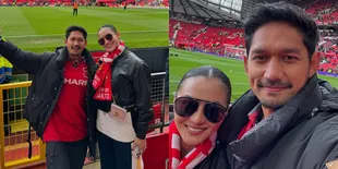 8 Potret Ibnu Jamil &  Ririn Ekawati Nonton MU di Old Trafford, Sumpahin Semua Orang Sambil Tunjukkan Couple Goal Next Level