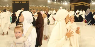 8 Potret Jennifer Coppen Umrah ke Tanah Suci, Kamari Menunjuk ke Atas Bilang 'Papa Dali' Saat Tawaf
