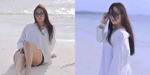 8 Potret Kalina Ocktaranny Liburan ke Pantai, Punggung Mulus dan Pinggang Ramping Jadi Sorotan