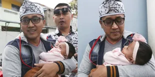 8 Potret Kedekatan Teddy Suami Mendiang Lina yang Selalu Gendong Bayi Kecil Mereka, Kini Tinggal Mereka Berdua Saja