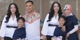 8 Potret Kedekatan Zaskia Gotik Dengan Putri Sambungnya