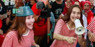 8 Potret Kehebohan Ayu Ting Ting Ikuti Lomba Agustusan di Lingkungannya, Kaget Dapat Hadiah Celana Dalam Pria 