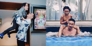 8 Potret Kenangan Ashraf Sinclair Bersama Anak, Kompak Pakai Outfit Kembar - Jadi Best Dad Ever