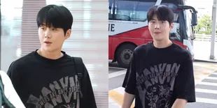 8 Potret Kim Seon Ho di Bandara Menuju Indonesia, Keramahan Si Dimple Smile Terima Surat Penggemar