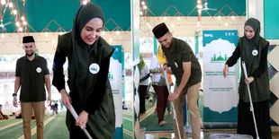 8 Potret Kompak Teuku Wisnu dan Shireen Sungkar Bersih-Bersih Masjid Pondok Indah