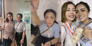 8 Potret Kris Dayanti Dukung Kellen Lemos Tanding Futsal, Rela Ngemper Bareng Amora - Makan Kerupuk Biar Lebih Semangat