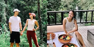 8 Potret Liburan Maudy Ayunda bersama Jesse Choi di Bali, Momen Colek Pipi Jadi Sorotan Netizen - Asyik Hiking dan Nikmati Suasana Hutan