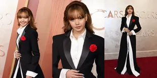 8 Potret Lisa BLACKPINK Jalan di Red Carpet Oscar 2025, Berkelas & Tampil Beda dengan Gaun Tuksedo