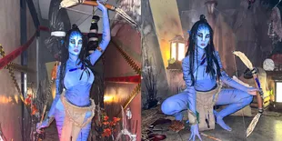 8 Potret Lucinta Luna Cosplay Jadi Avatar Dengan Badan Serba Biru, Netizen: Cocok Buat Nakutin Burung di Sawah